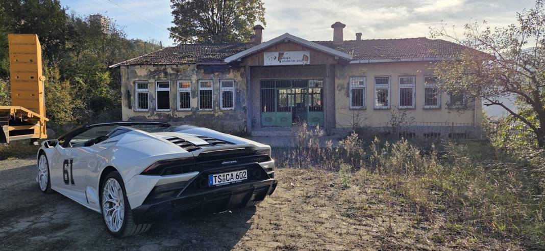 Köyüne Lamborghini ile geldi, anneannesini gezdirdi 2
